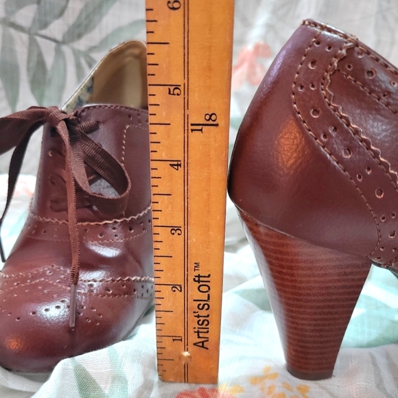 Brown heels size 8 - Picture 3 of 6